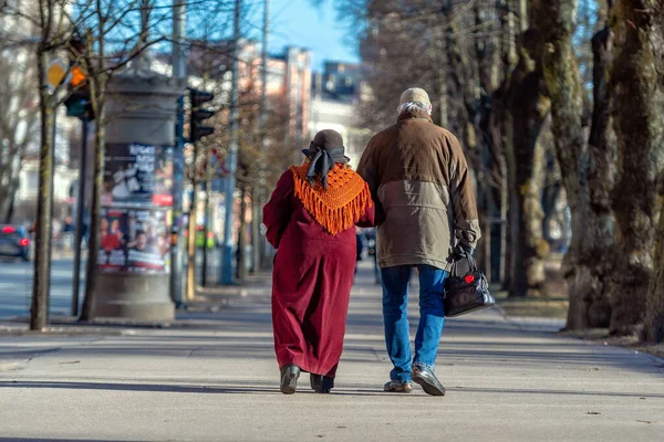 Ett Par Äldre Människor Händerna Går Genom Stadens Gata Bakifrån — Stockfoto