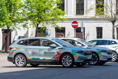 Riga, Letonya - 29 Mayıs 2021 KODA, IIHF Buz Hokeyi Dünya Şampiyonası 'nın resmi sponsorudur. Skoda Enyaq 60 IV tam elektrik. Sürdürülebilir şehir ulaşımı