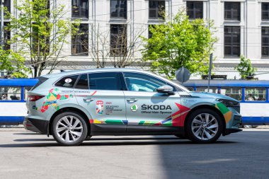 Riga, Letonya - 29 Mayıs 2021 KODA, IIHF Buz Hokeyi Dünya Şampiyonası 'nın resmi sponsorudur. Skoda Enyaq 60 IV tam elektrik. Sürdürülebilir şehir ulaşımı