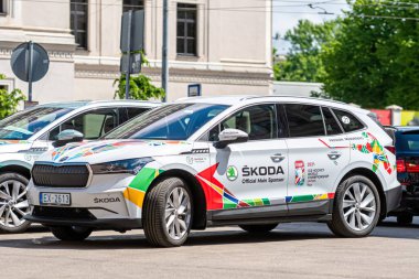 Riga, Letonya - 29 Mayıs 2021 KODA, IIHF Buz Hokeyi Dünya Şampiyonası 'nın resmi sponsorudur. Skoda Enyaq 60 IV tam elektrik. Sürdürülebilir şehir ulaşımı