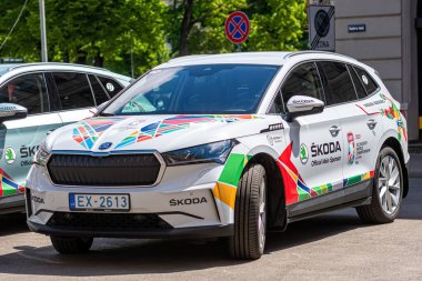 Riga, Letonya - 29 Mayıs 2021 KODA, IIHF Buz Hokeyi Dünya Şampiyonası 'nın resmi sponsorudur. Skoda Enyaq 60 IV tam elektrik. Sürdürülebilir şehir ulaşımı