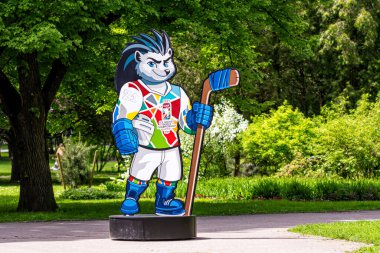 Riga, Letonya - 29 Mayıs 2021: Kirpi Spiky 2021 IIHF Buz Hokeyi Dünya Şampiyonası resmi maskotu