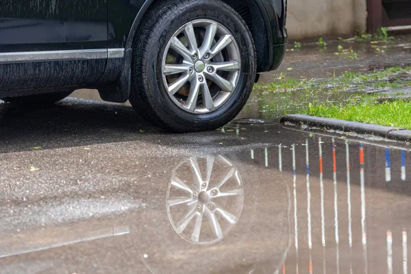 Plas Stoep Met Een Reflectie Van Het Autowiel Close — Stockfoto
