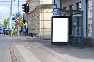 Otobüs durağı boş bir poster modeli ile, nakliye durağında bir reklam afişi şablonu