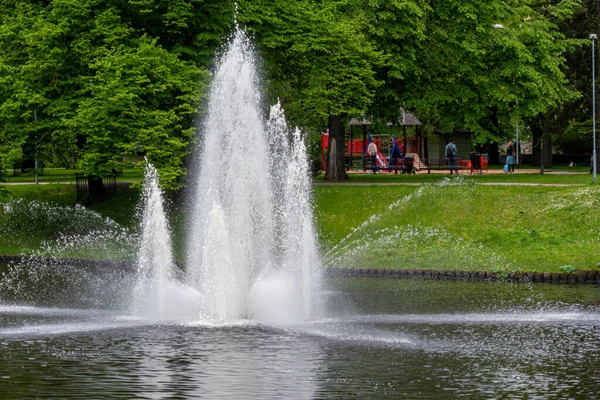 Fontána Městském Parku Slunečného Jarního Dne Riga Lotyšsko Kopírovací Prostor — Stock fotografie