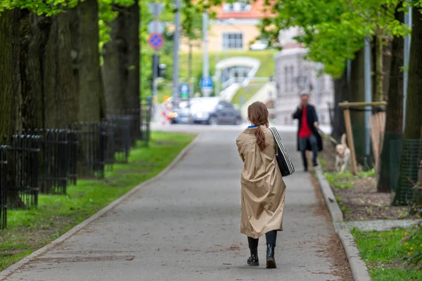 Αγνώριστοι Άνθρωποι Περπατούν Κάτω Από Πεζοδρόμιο Μέσα Από Ένα Δρομάκι — Φωτογραφία Αρχείου