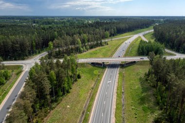 Via Baltica yolu (Vilnius, Riga ve Tallinn arasında), Saulkrasti, Letonya 'nın yanındaki karayolu bölümü, hava manzaralı.