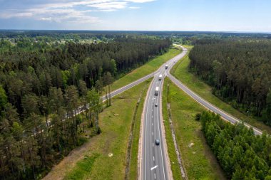 Via Baltica yolu (Vilnius, Riga ve Tallinn arasında), Saulkrasti, Letonya 'nın yanındaki karayolu bölümü, hava manzaralı.