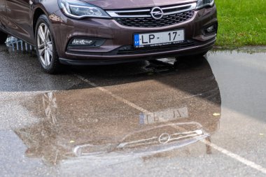 Riga, Letonya, 26 Mayıs 2021: OPEL Astra Spor Turnuvası 2019 Yağmur sonrası su birikintisinin ön yansıması, yakın çekim