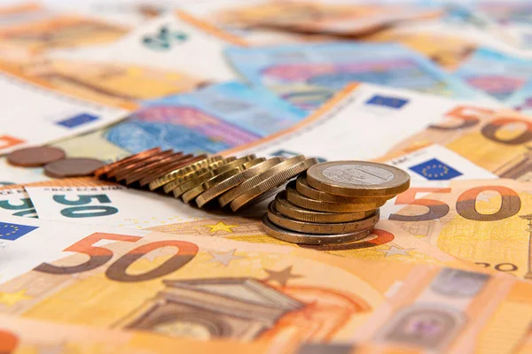 Κέρματα Στο Φόντο Των Τραπεζογραμματίων Ευρώ Λογαριασμός Ευρώ Στο Πλαίσιο — Φωτογραφία Αρχείου