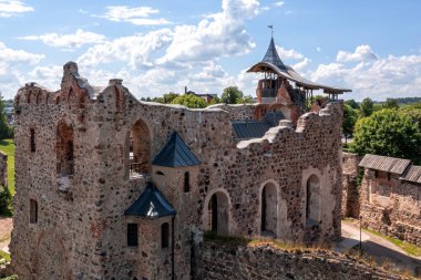 Antik bir ortaçağ şatosunun kalıntıları Dobele Letonya, gökyüzü manzaralı.