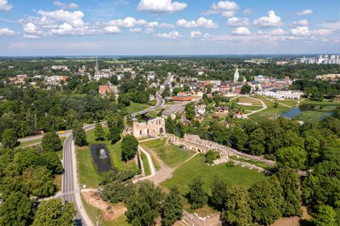 Antik bir ortaçağ şatosunun kalıntıları Dobele Letonya, gökyüzü manzaralı.