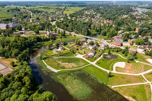 Новый Ухоженный Парк Прогулки Добеле Латвия Удобная Пешеходная Дорожка Городском — стоковое фото