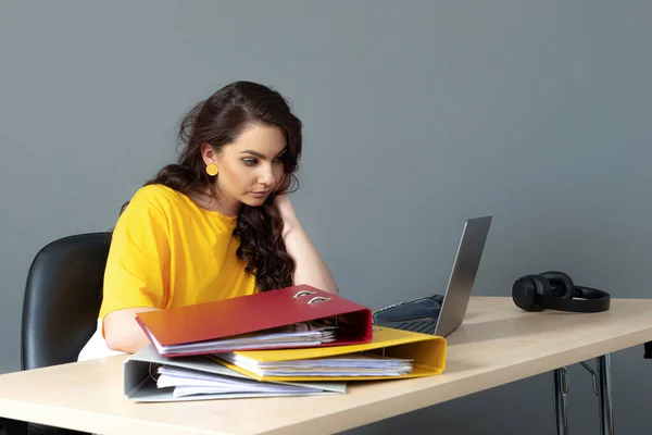 Joven Mujer Negocios Sentada Mesa Trabajando Con Documentos Laptop Aislada — Foto de Stock