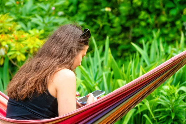 Prachtig Tiener Meisje Met Een Zonnebril Zitten Een Hangmat Ontspannen — Stockfoto