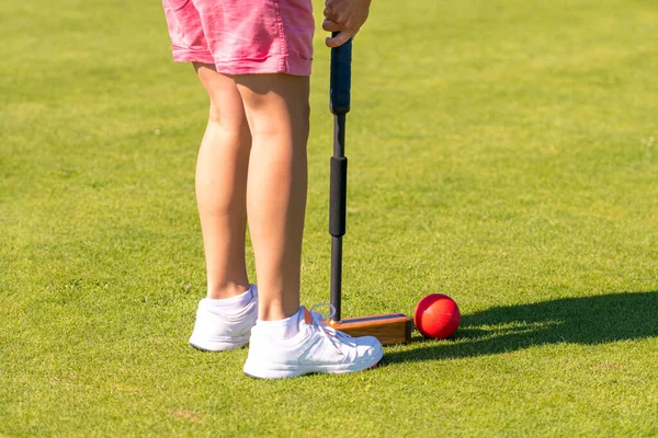 Joueur Croquet Féminin Frappant Balle Avec Maillet — Photo