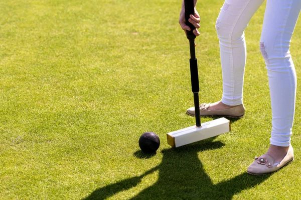 Een Jonge Vrouw Speelt Croquet Een Gazon — Stockfoto