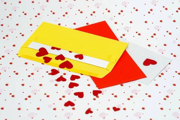 バレンタインデーの背景の封筒から出てくる赤い小さな心コピースペース 素敵なコンセプト クローズアップ — ストック写真