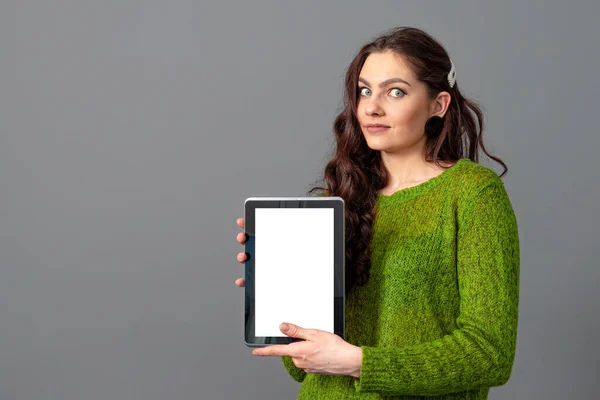 Mujer Joven Emocional Mostrando Tableta Con Pantalla Táctil Vacía Con — Foto de Stock