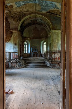 Letonya, Galgauska 'da terk edilmiş bir kilise sunağın giriş kapısından görülüyor.