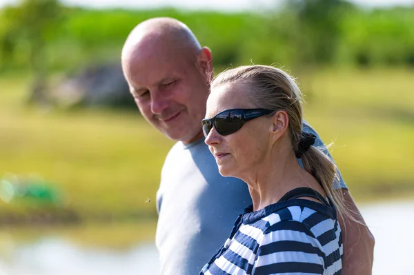 Pareja Romántica Mediana Edad Están Caminando Jardín Concepto Relación Feliz —  Fotos de Stock