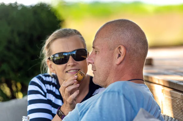 Feliz Pareja Casada Alimentándose Unos Otros Con Pastel Recreación Aire —  Fotos de Stock