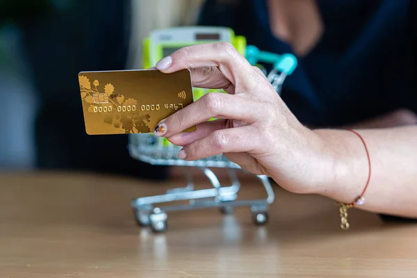 Kezében Hitelkártya Mini Bevásárlókocsi Háttérben Nem Készpénzes Fizetés Koncepció — Stock Fotó