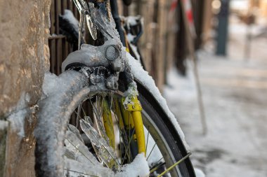Buz ve buz saçaklarıyla kaplı bir bisikletin yakın çekimi
