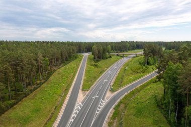 Via Baltica yolu (Vilnius, Riga ve Tallinn arasında), Saulkrasti, Letonya 'nın yanındaki karayolu bölümü, hava manzaralı.
