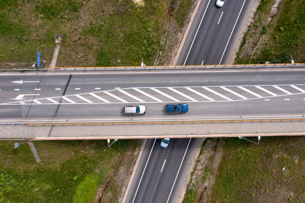 Vista Arriba Hacia Abajo Carretera Cruce Multinivel Vehículos Conducción Las — Foto de Stock