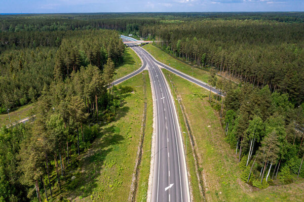 Шоссе A1 Via Baltica (между Вильнюсом, Ригой и Таллинном), участок дороги рядом с Саулкрасти, Латвия, вид с воздуха