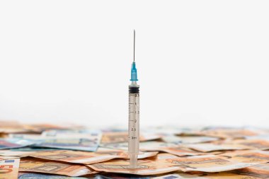 Yakın çekim şırınga ve euro banknotları. Sağlık, ilaç, uyuşturucu konsepti