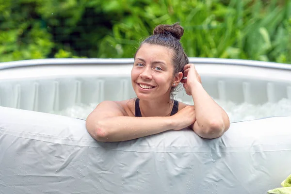 Splendida Adolescente Femminile Con Lunghi Capelli Scuri Rilassa Giardino Piscina — Foto Stock