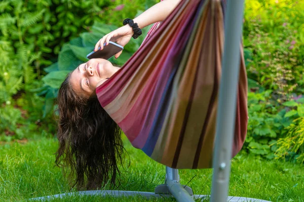 Hermosa Adolescente Con Gafas Sol Tumbado Una Hamaca Relajarse Usar — Foto de Stock