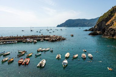 Vernazza, İtalya - 10 Ağustos 2021: Şehirden Akdeniz 'deki kayalık doğal limana tekne görüntüsü