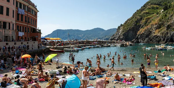 Vernazza Italy August 2021 People Swim Sunbathe Sea Small Village — Stock Photo, Image