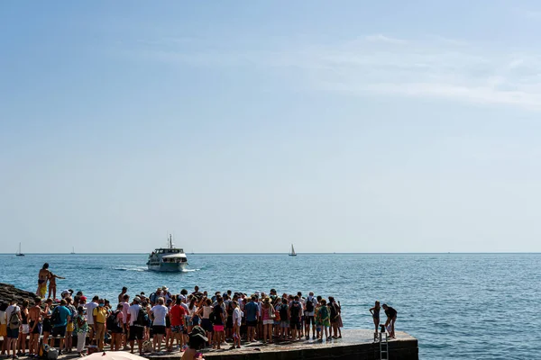 Vernazza Olaszország Augusztus 2021 Egy Csoport Turista Kikötőben Várja Cinque — Stock Fotó