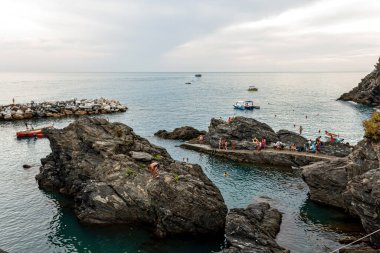 Cinque Terre Ulusal Parkı 'ndaki Manarola köyü yakınlarındaki kayalıklar arasındaki liman manzarası