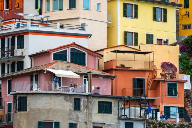 İtalya 'nın Riomaggiore kentindeki Cinque terre köyündeki renkli evlerin manzarası