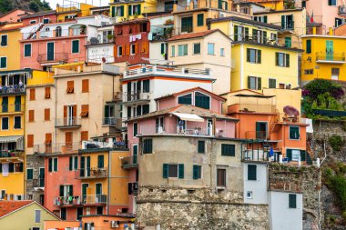 Renkli binalar ve küçük bir köy olan Manarola Cinque 'de pencereli eski cephe.