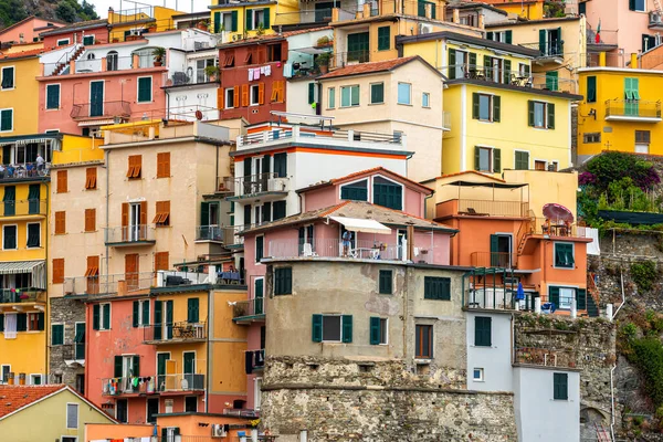 Edifícios Coloridos Fachada Antiga Com Janelas Pequena Aldeia Manarola Cinque — Fotografia de Stock