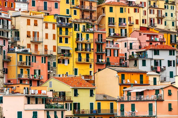 小さな村の窓のあるカラフルな建物や古いファサードリグーリア州のManarola Cinque Terre — ストック写真