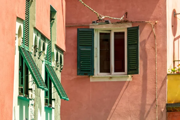 Vecchia Casa Tradizionale Italiana Con Finestre Legno Persiane Verdi Monterosso — Foto Stock