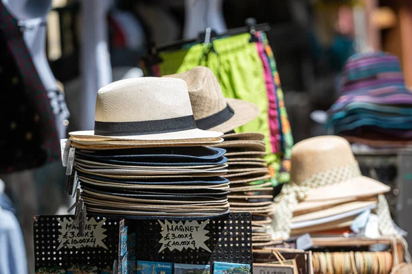 Tumpukan Topi Musim Panas Laki Laki Dan Perempuan Pasar Jalanan — Stok Foto