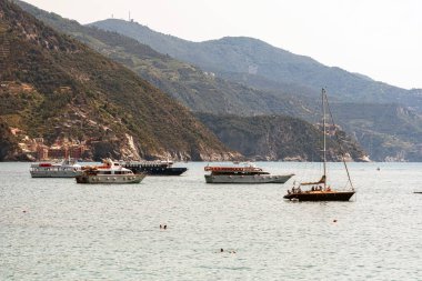 Monterosso, İtalya - 10 Ağustos 2021: Akdeniz, liman yakınlarındaki sahil bölgesinde tekneler, Monterosso, Cinque Terre