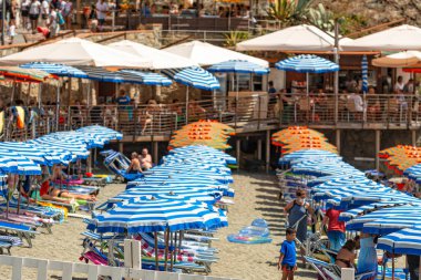 Monterosso, İtalya - 10 Ağustos 2021: Monterosso köyü Cinque Terre 'deki Spiaggia di Fegina plajı