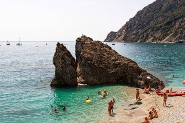 Monterosso, İtalya - 10 Ağustos 2021: Monterosso al Mare 'de Fegina Sahilinde Bir Kaya