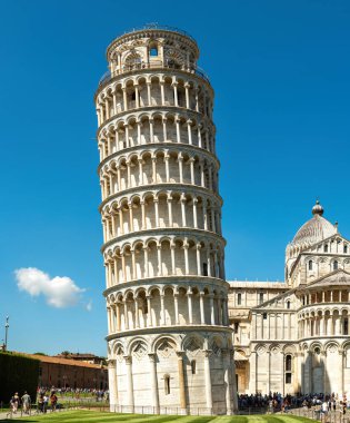 Pisa Eğik Kule ve Pisa Katedrali Piazza dei Miracoli 'de ya da Pisa, İtalya' da Mucizeler Meydanı 'nda