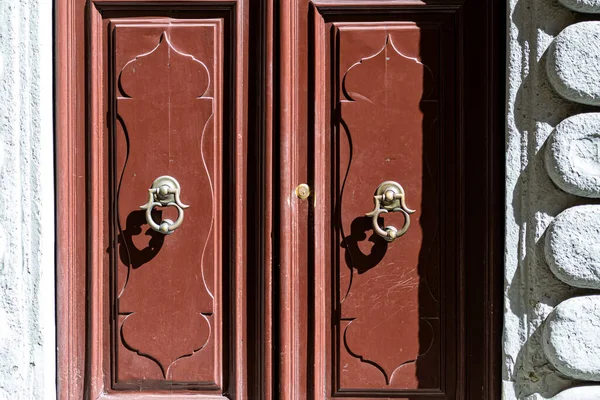Ușă Bate Intrarea Unei Case Mâner Vechi Ornamentat Ușă Metalică — Fotografie, imagine de stoc