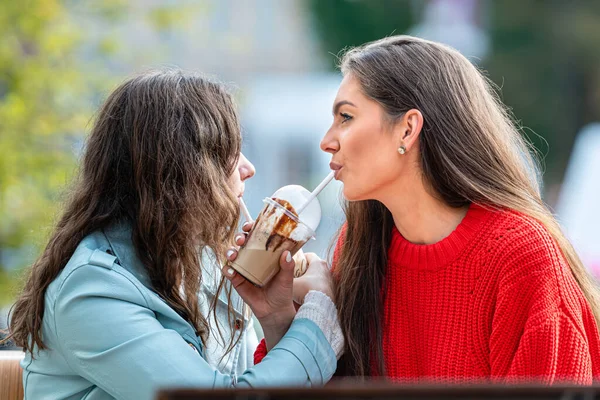 Deux Adolescente Milenial Passer Temps Libre Dans Café Plein Air — Photo